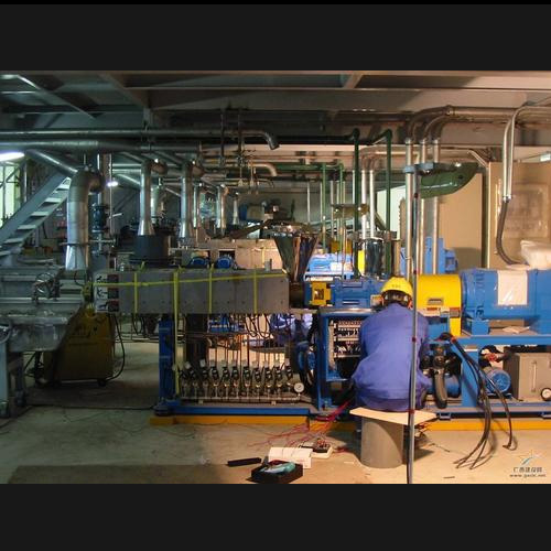 镇江工厂设备维修现场